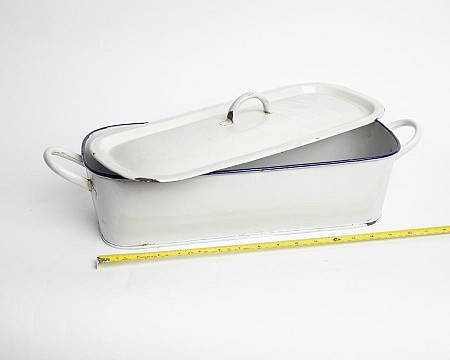 Dish for Sterilising Instruments with Lid in Enamel 